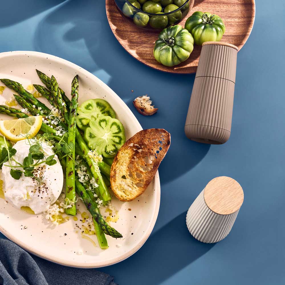 Spargelsalat mit Salz und Pfeffer Mühlen 