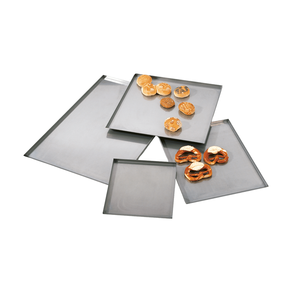 Backblech Edelstahl 4 Backbleche in unterschiedlichen Größen. Auf dem hinteren Blech sind 7 gebackene Brötchen und auf dem rechten Backblech liegen 3 gebackene Brezeln