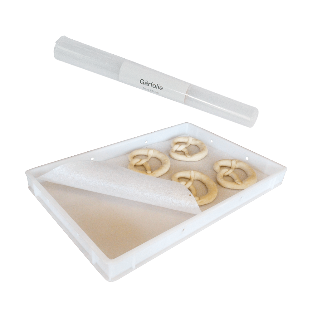 Gärbox-Komplettset Es zeigt eine weiße Gärbox mit einem Gärboxeinleger aus dünnem Schaumstoff und fertigen Pizza Teiglingen. Ebenfalls ist auf dem Bild eine Gärfolie mit den Maßen 46 auf 66 Zentimeter. Ohne Hintergrund abgebildet