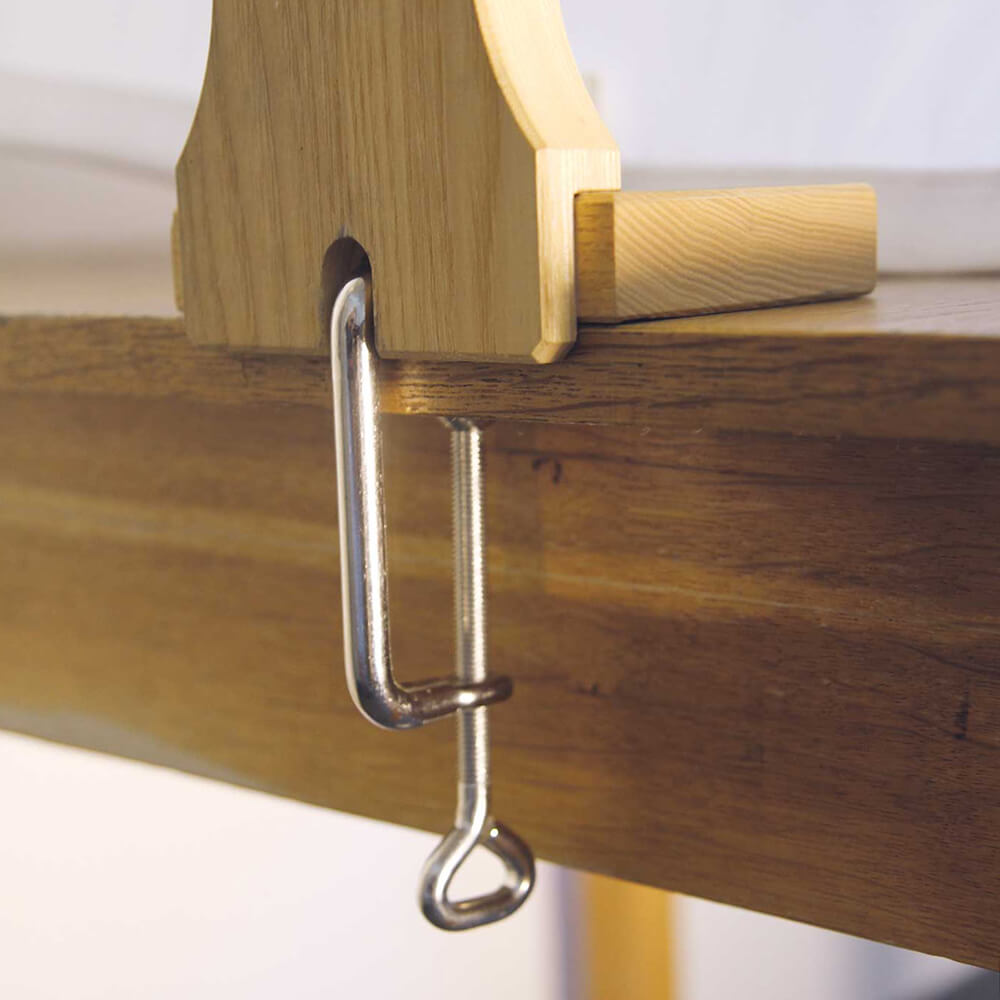 Flockenquetsche Betty, Detailaufnahme Tischhalterung, die Flockenquetsche ist an eine Tischplatte geschraubt