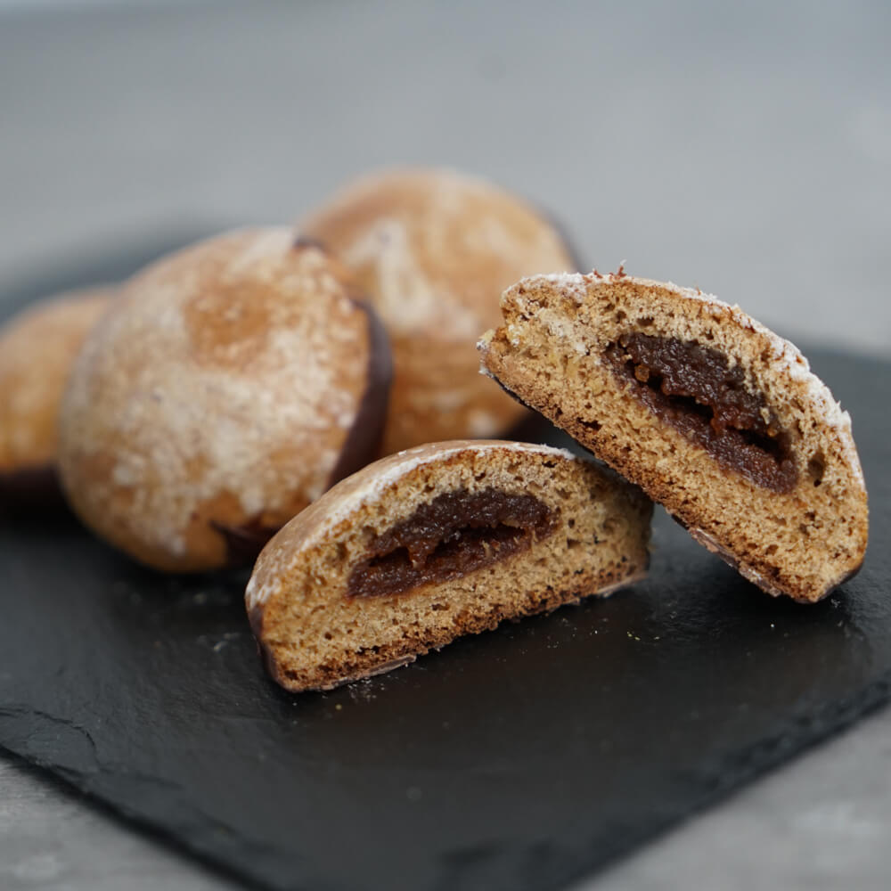 Rezept für Gefüllte Pfeffernüsse Pfeffernüsse gefüllt mit einer Fruchtfüllung auf einer Schieferplatte serviert