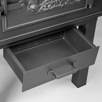 Holzbackofen mit geöffneter Aschekasten