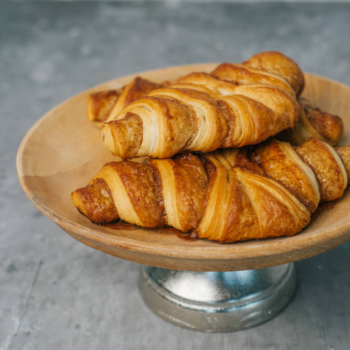 leckere knuspricge Franzbrötchen mit Zimtzucker Franzbroetchen übereinander