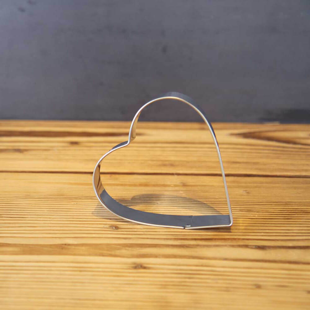 Herzausstecher hochkant auf einer Unterlage aus Holz