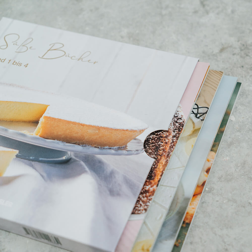 Backbuch-Set: Süße Bücher Band 1-4 Backbuch-Set: Süße Bücher. Die 4 Bücher sind aufgefächert und ragen aus der Faltschachtel heraus