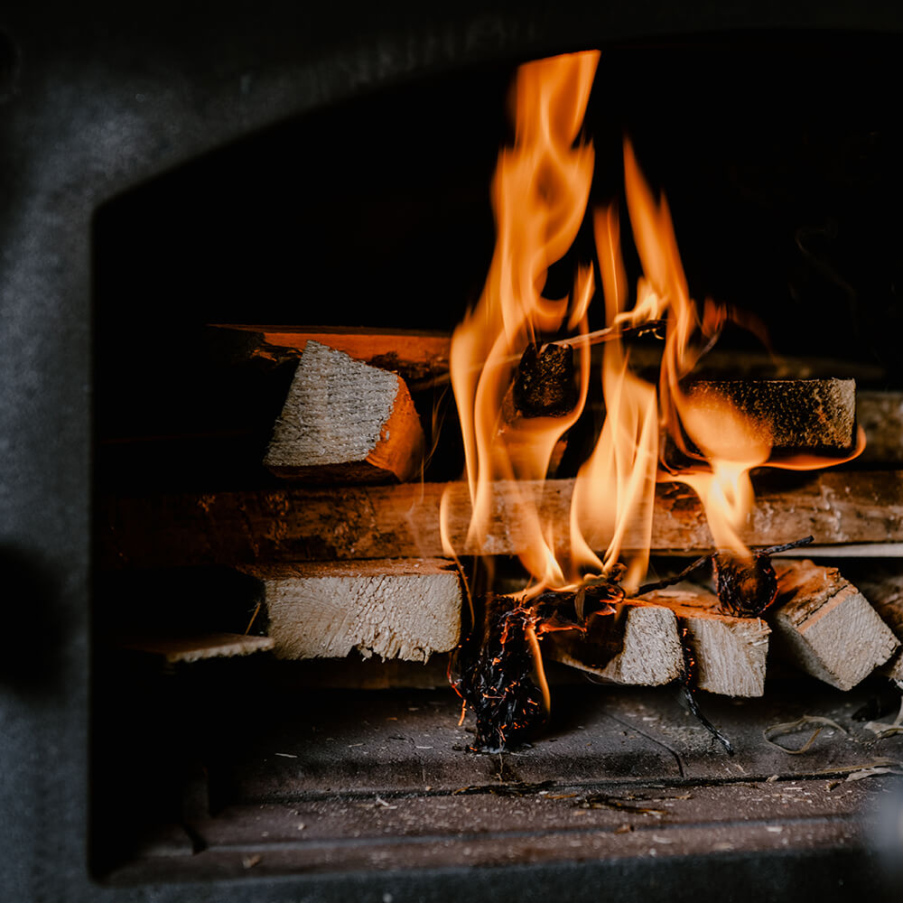 Backöfen und Mobile im Einsatz Anfeuern eines Holzbackofens