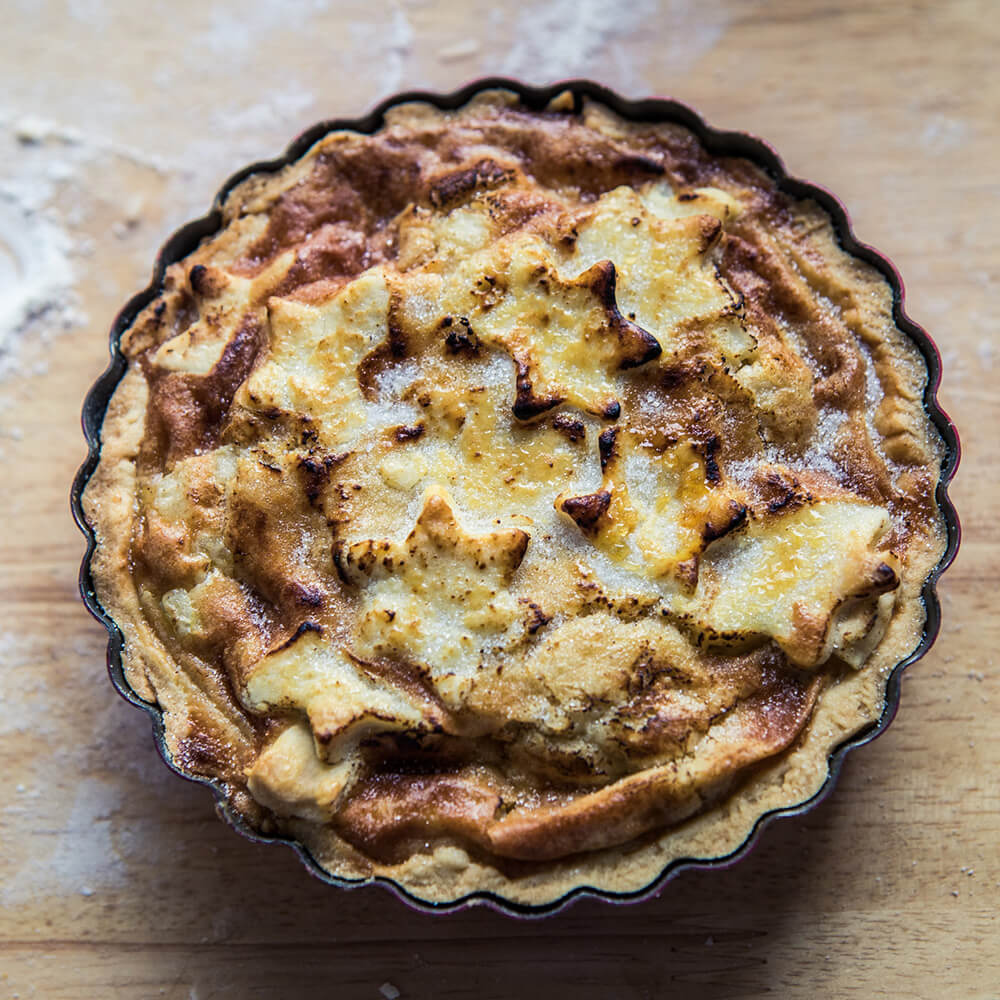 Quicheform mit Hebeboden Quicheform mit Teig und Fleisch und Käse als Inhalt