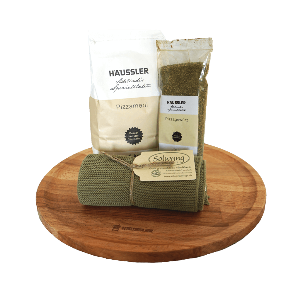 Geschenk-Set zum Verschenken und direkt los backen! Geschenk-Set mit Mehl, Pizzagewürz, Geschirrtuch und ein Pizzaservierbrett ohne Hintergrund