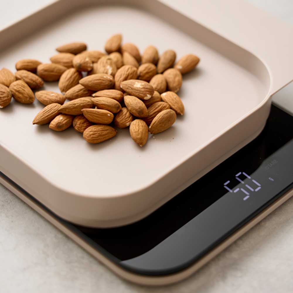 Digitale Küchenwaage mit Schale – Präzisionswaage 1 g–10 kg Mandeln werden in der Schale abgewogen