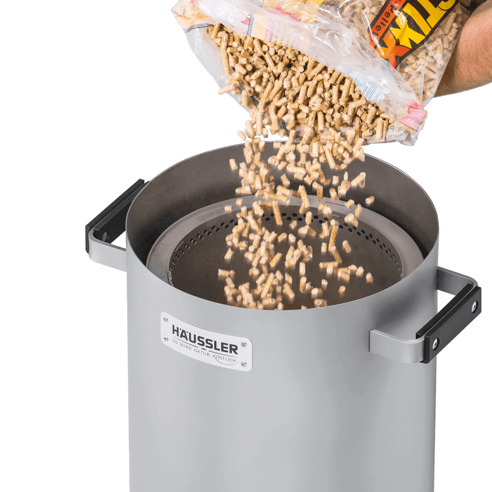 Ambientelicht Ein Ambientelicht wird mit Holzpellets befüllt, ohne Hintergrund.