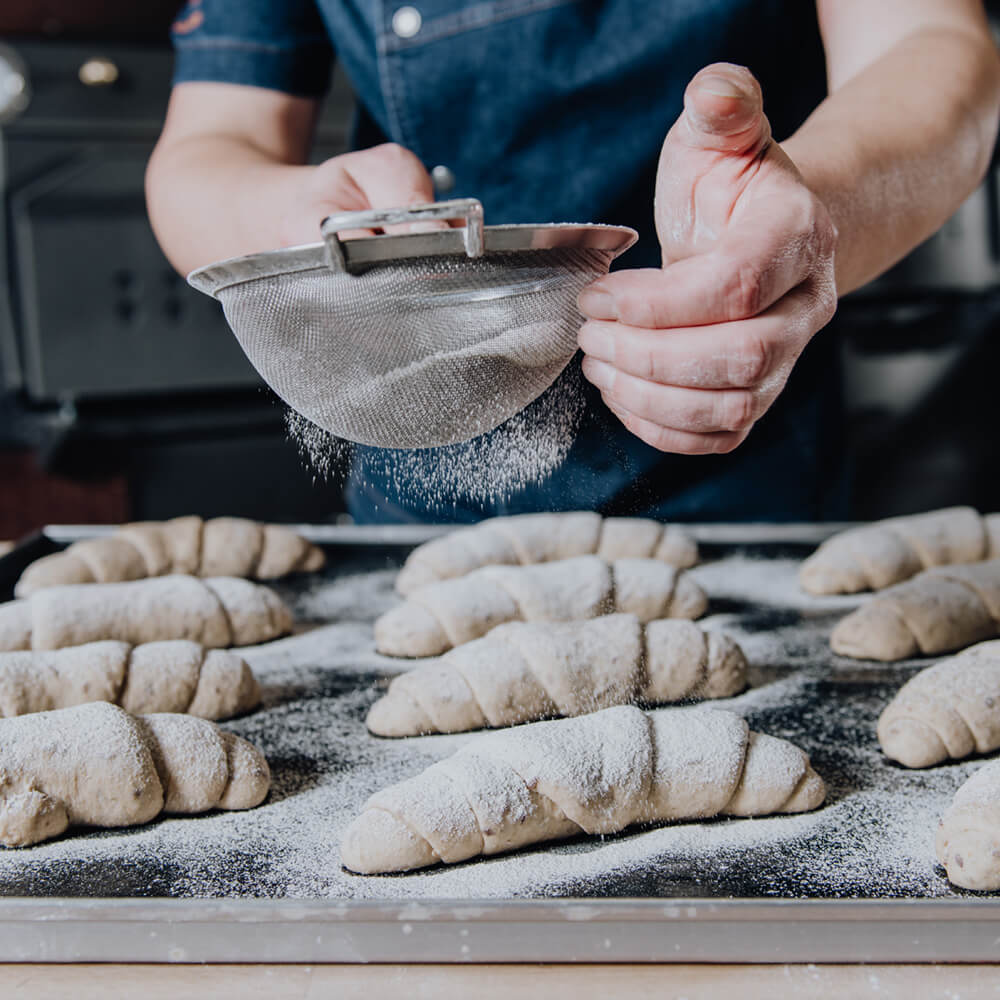 Eins zu Eins Schulung im Backdorf Hörnchen werden auf Backbrett bestäubt