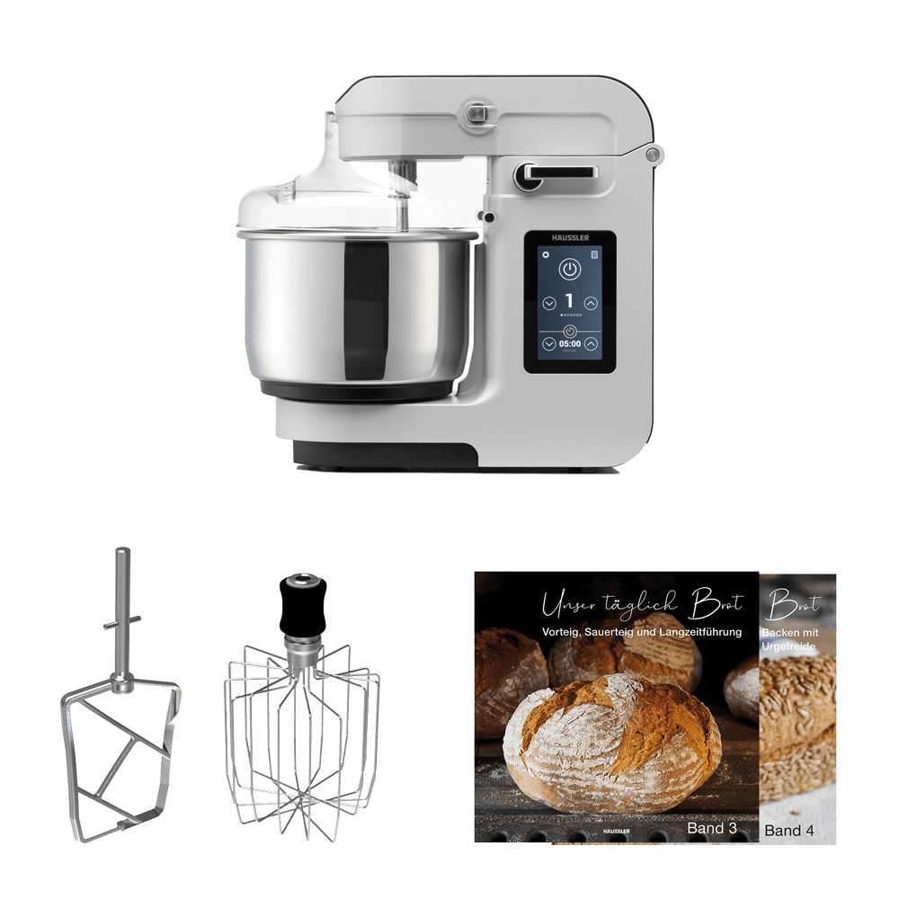 NOVA Teigknetmaschine in der Farbe Silber mit dem Rührpaddel, dem Schneebesen und zwei Backbüchern, welches mitgeliefert werden, ohne Hintergrund.