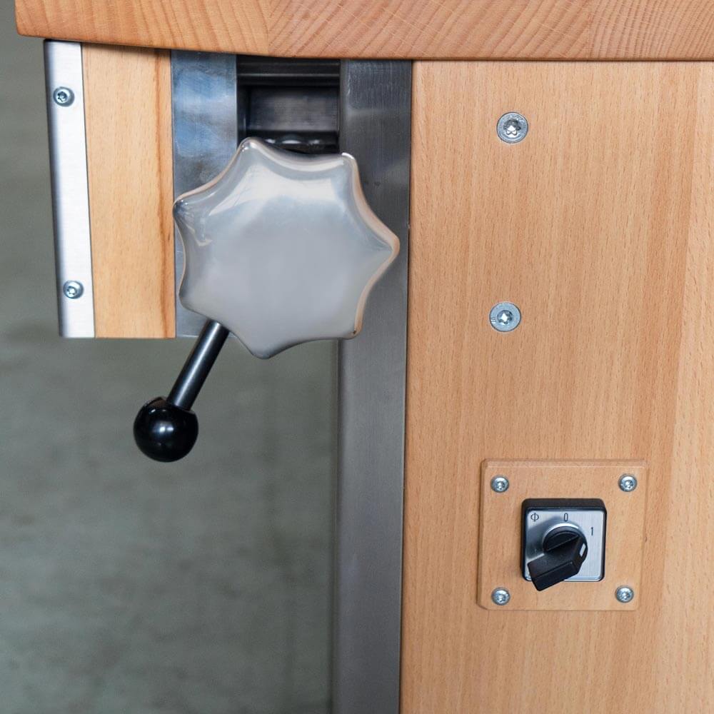 Flocker Max Detailaufnahme vom Einstellrad für die Quetschwalzen