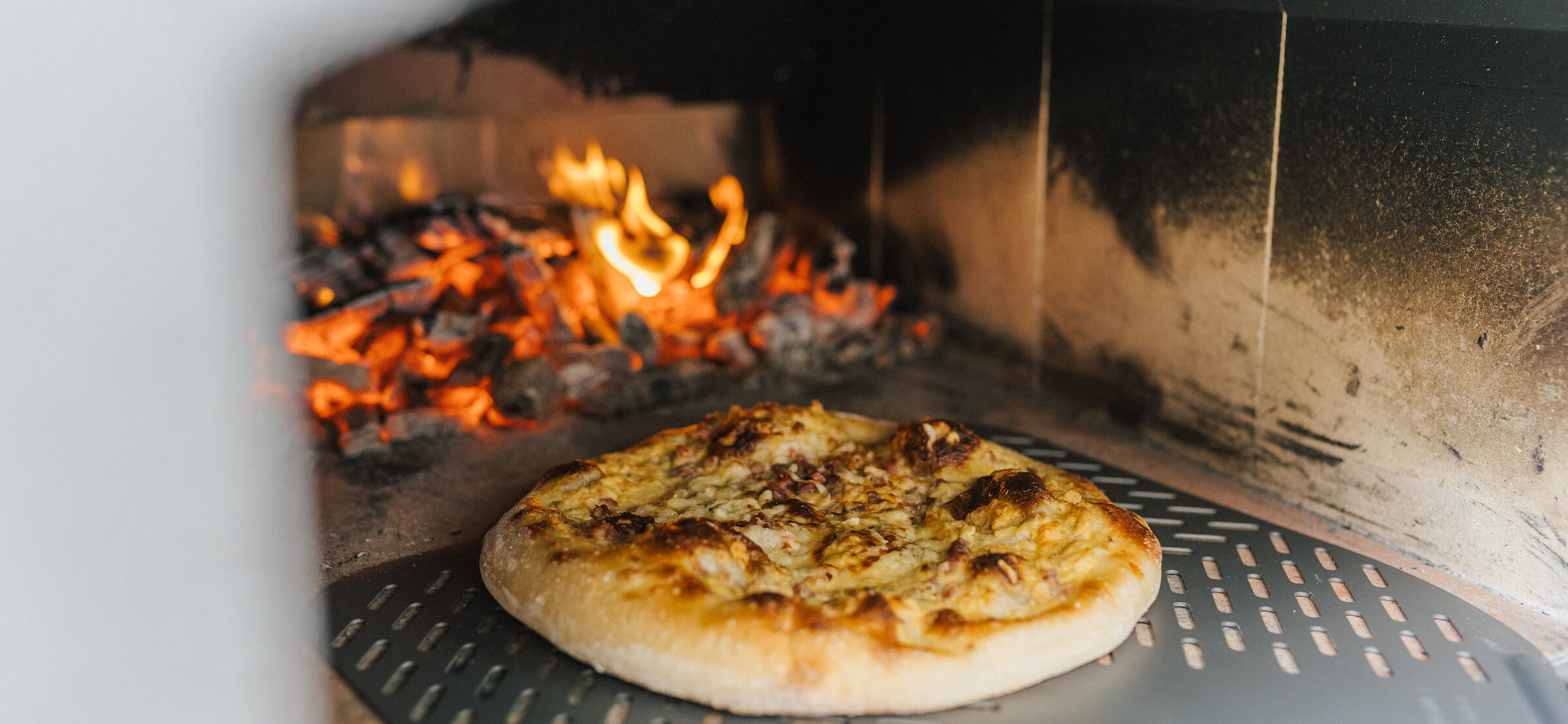 Frische Dinnete. Frisch geackene Dinnete direkt aus dem Holzbackofen - knuspriger Teig mit goldbraunem Belag.