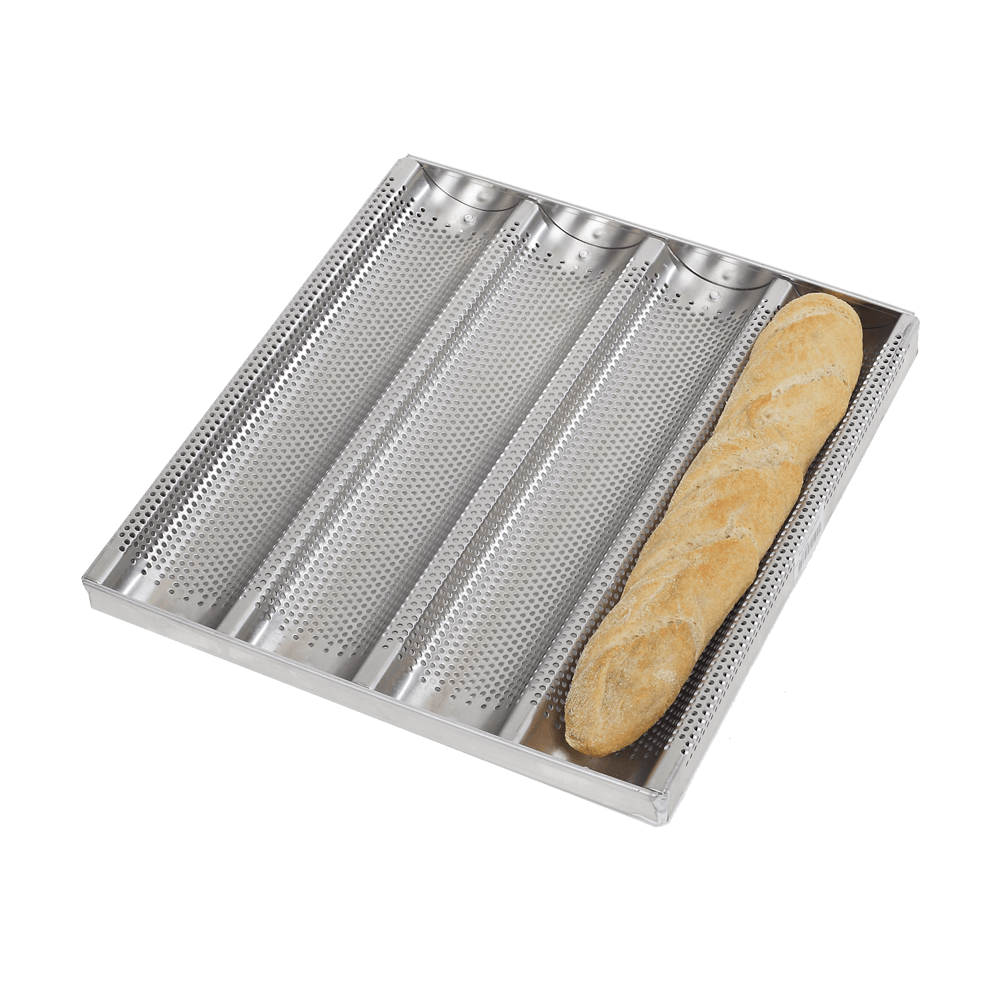 Baguetteblech 4-muldig perforiertes Blech mit 4 Mulden. In der ersten Mulde von rechts ist ein gebackenes Baguette zu sehen.