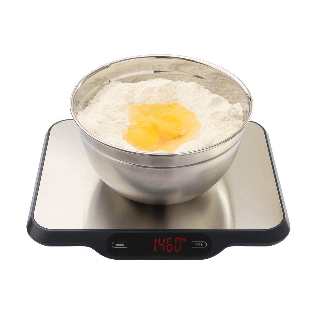 Profi-Küchenwaage bis 15 kg Küchenwaage mit Edelstahl-Oberfläche die ohne Hintergrund abgebildet ist. Darauf steht eine Edelstahl-Schüssel, die gefüllt ist mit Mehl und Ei.