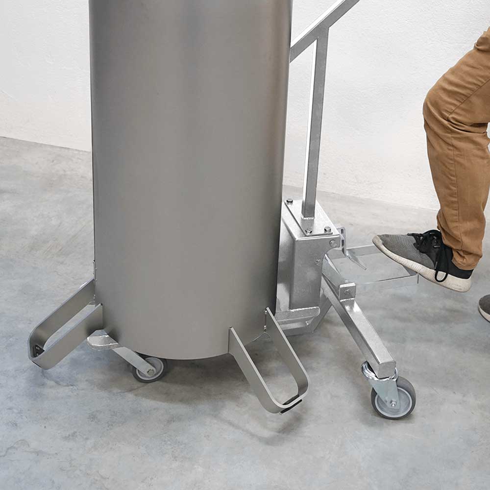 Transportwagen Terrassenstrahler Silberner Transportwagen aus Edelstahl mit Rollen.