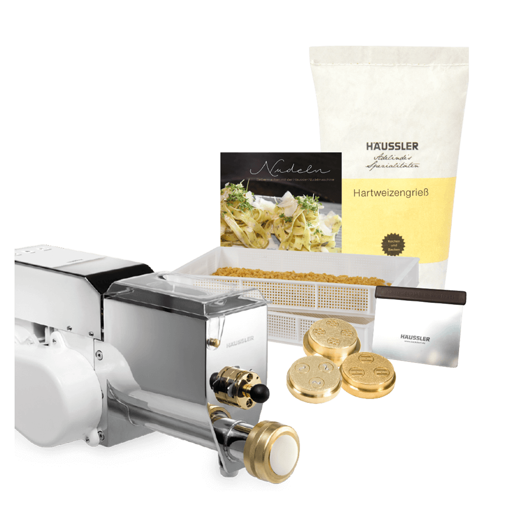 Starterpaket PN 100 Nudel Starterpaket mit Nudelmaschine, Nudelhorden, Hartweizegrieß, Matrizen, Buch und Teigabstecher ohne Hintergrund.