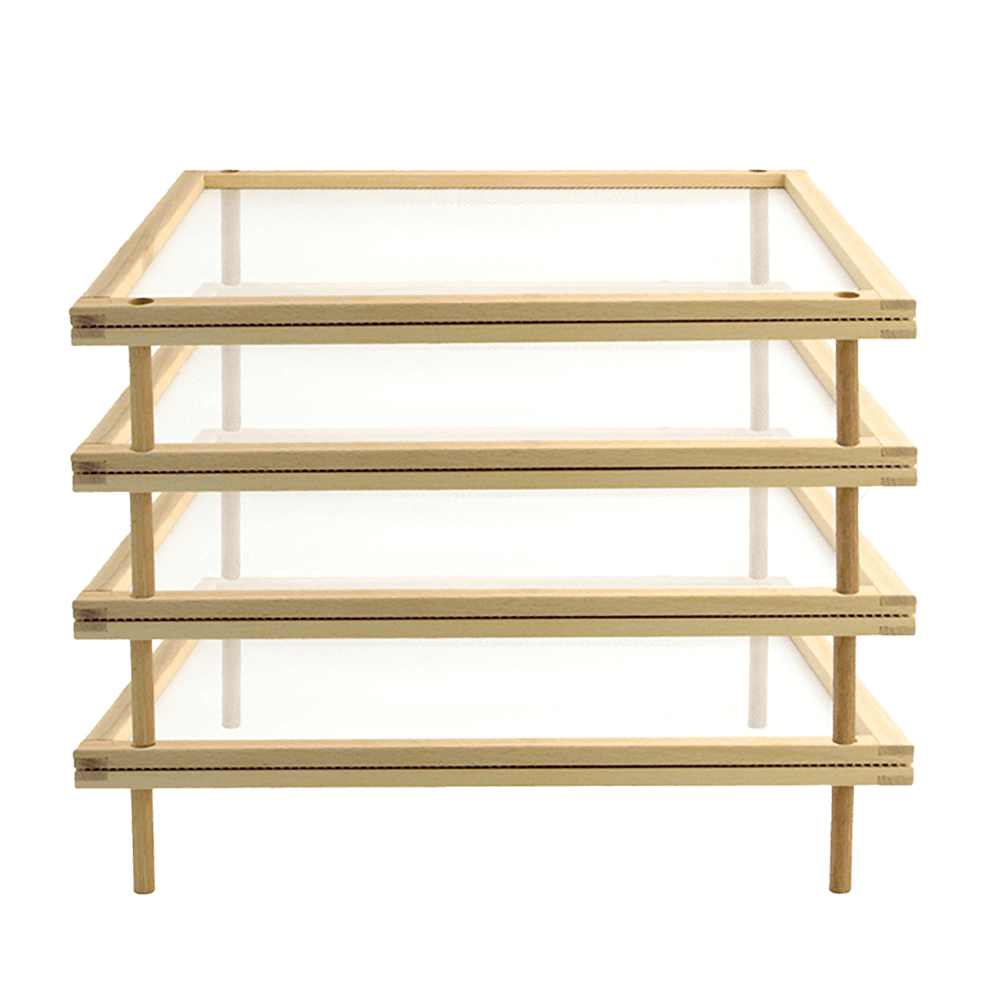 Nudelhorde aus Holz und Netzgewebe mit Füßen, 3 Stück aufeinander gestapelt