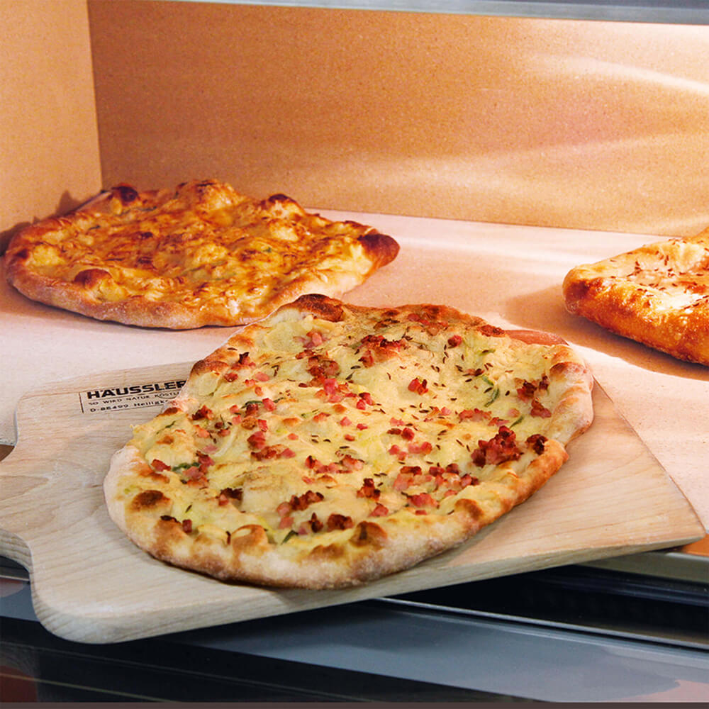 Frisch und heiß gebackene Dinnete im Elektro-Steinbackofen