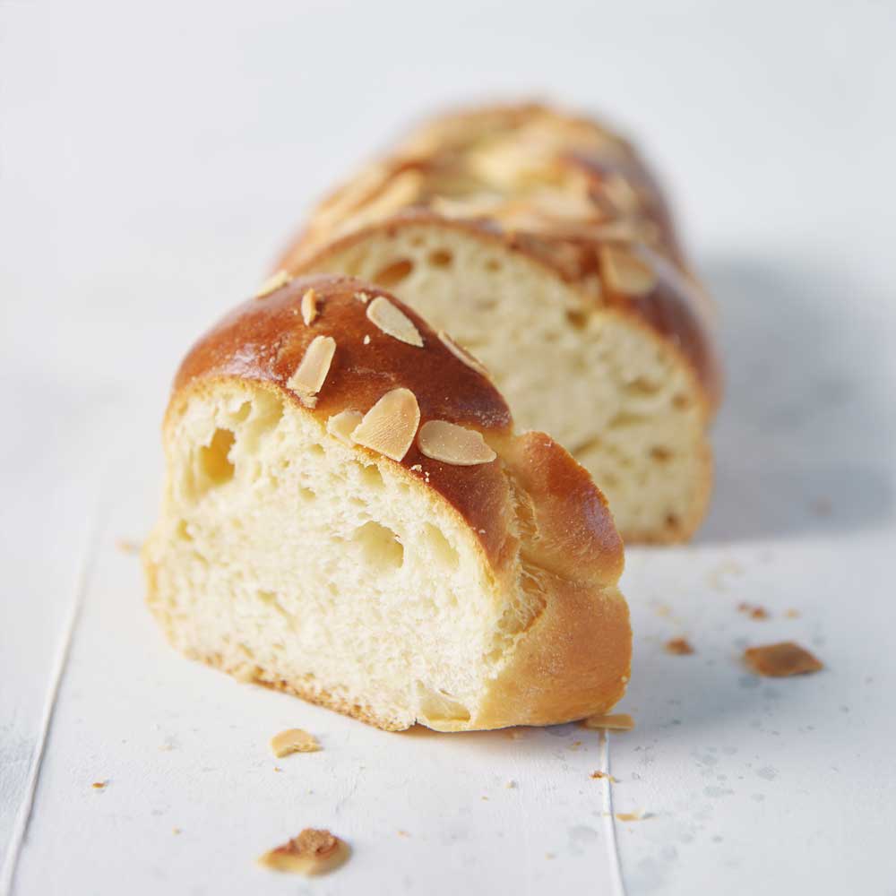 Luftiger Hefezopf mit Mandeln