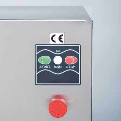 Raviol- und Maultaschenmaschine R500 Detailansicht vom Bedienfeld, mit Start- und Stopptaste der Ravioli- und Maultaschenmaschine