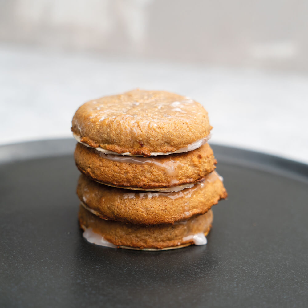 Gebackene Lebkuchen aufeinander gestapelt 