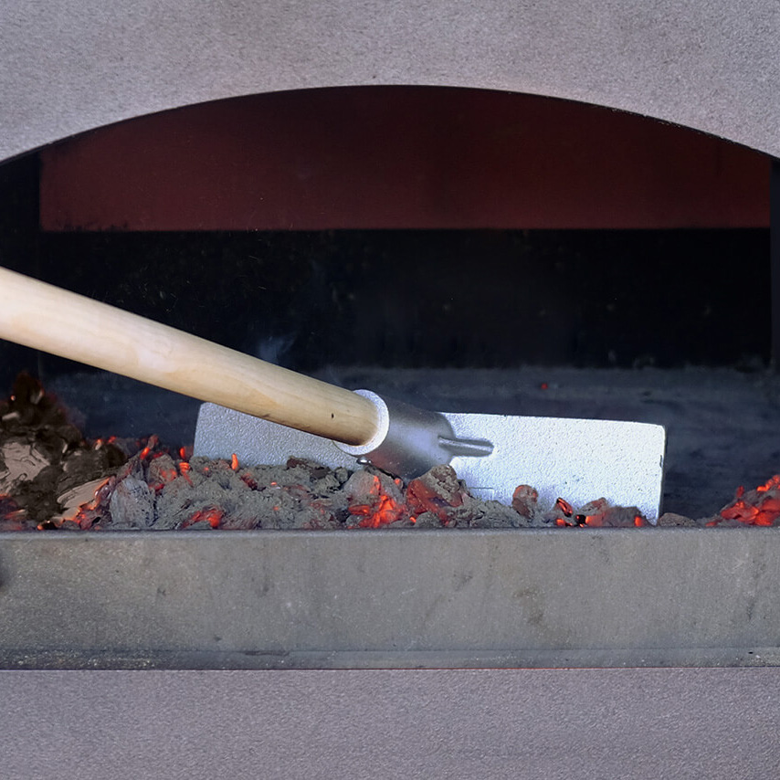 Glut ausräumen im Holzbackofen