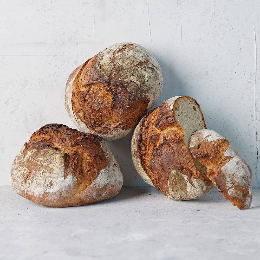 Rezept für Bauernbrot Drei Brote aufeinander gestapelt