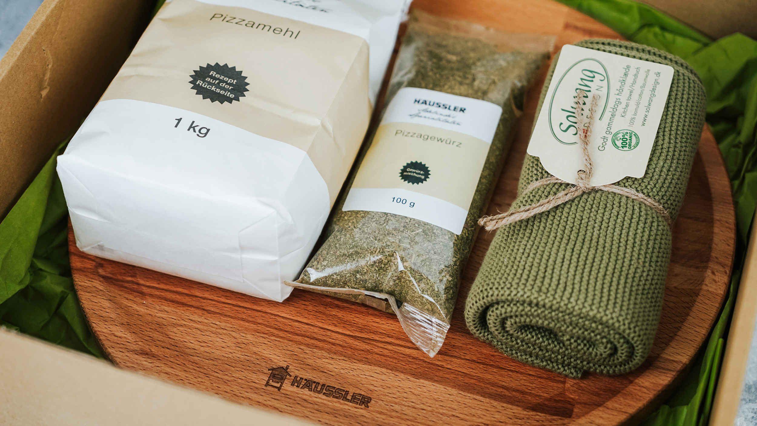 Pizza-Lover Geschenk-Set mit Pizzamehl, Pizzagewürz, Geschirrtuch und Servierbrettchen