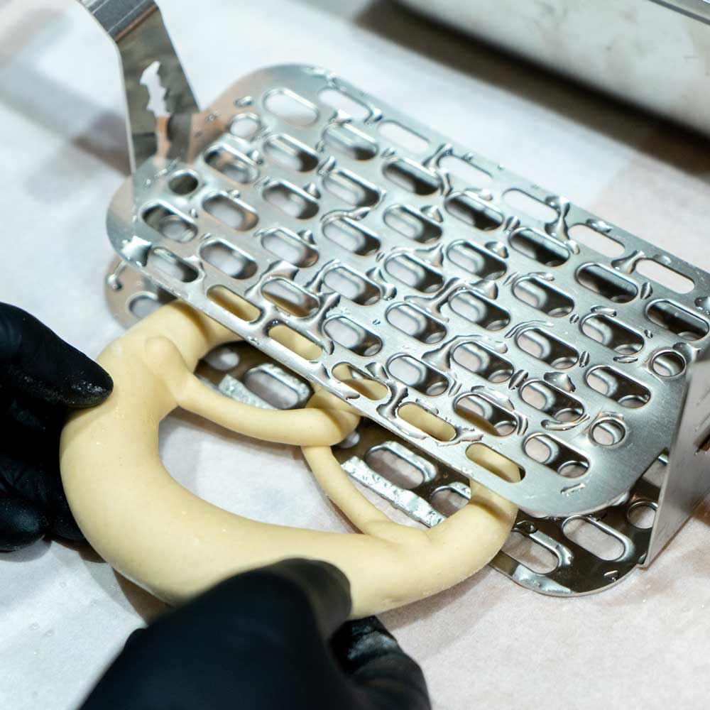 Brezel wir in die Halterung eingelegt 