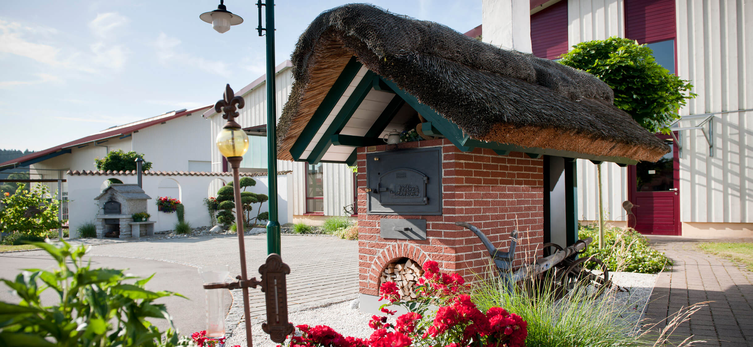 Backhaus mit Reetdach Kleines Backhäuschen mit Klinker und Reetdach, Blick in den Innenhof des Backdorfs