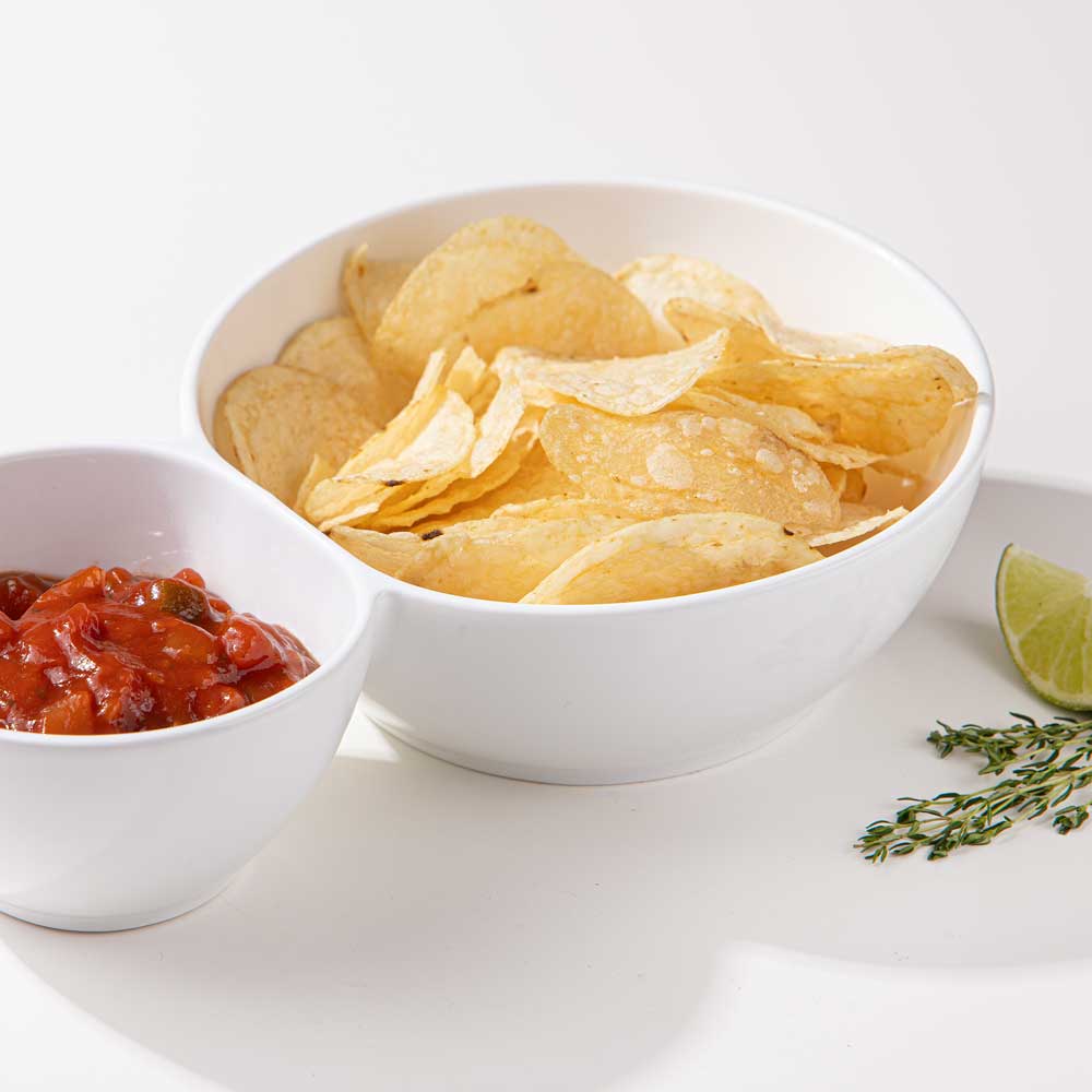 Servierschale 2-teilig Servierschale 2-teilig, zwei verbundene weiße Porzellanschüsseln, in der größeren sind Kartoffelchips und in der kleiner ein roter Dip, Farbe weiß