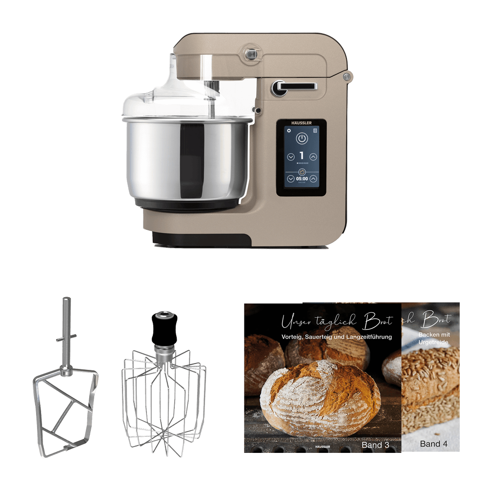 NOVA Teigknetmaschine in der Farbe Champagne mit dem Rührpaddel, dem Schneebesen und zwei Backbüchern, welches mitgeliefert werden, ohne Hintergrund.