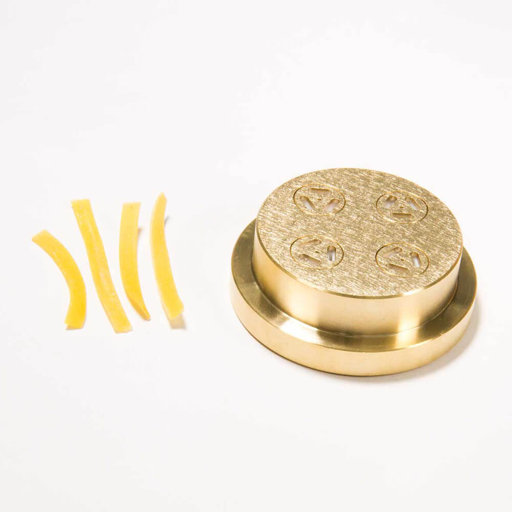 Matrize Nr. 19 - Tagliatelle / Bandnudel Nudelmatrize Nr. 19 für Tagliatelle-Nudeln neben einigen Tagliatelle-Nudeln vor einem weißen Hintergrund.