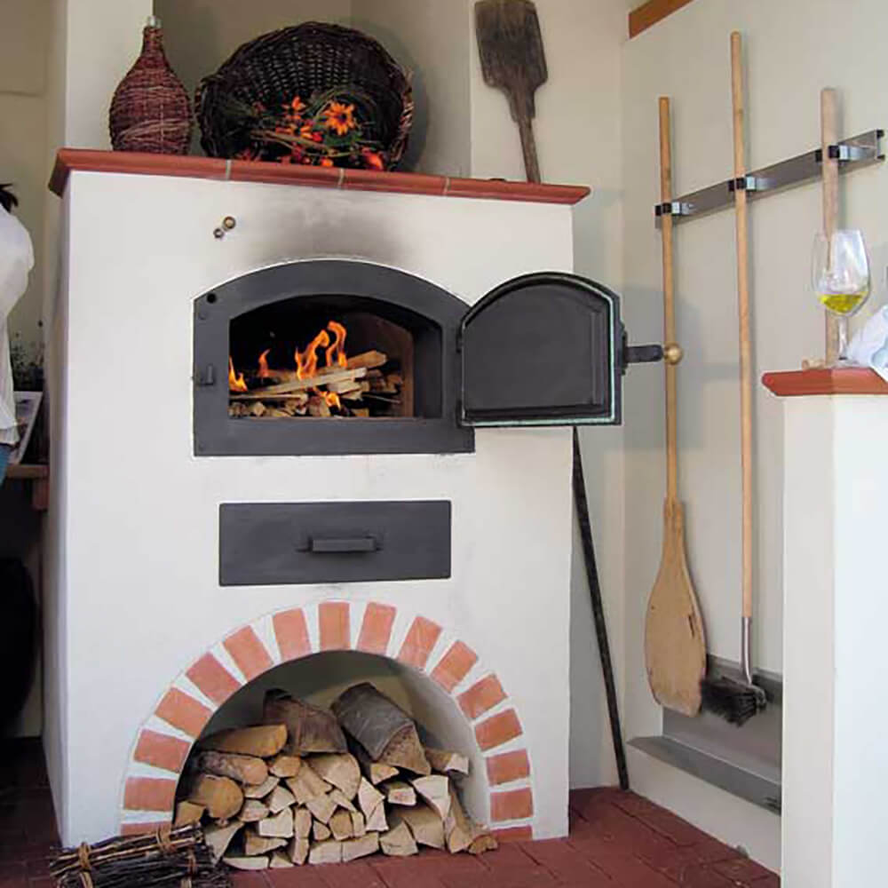 Aufgebauter HABO Bausatz zu einem schönen Backhäuschen, welches weiß verputzt ist. 