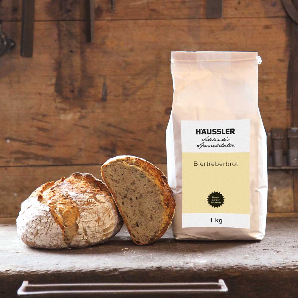 Aufgeschnittenes Biertreberbrot auf eine RAbeitsfläche