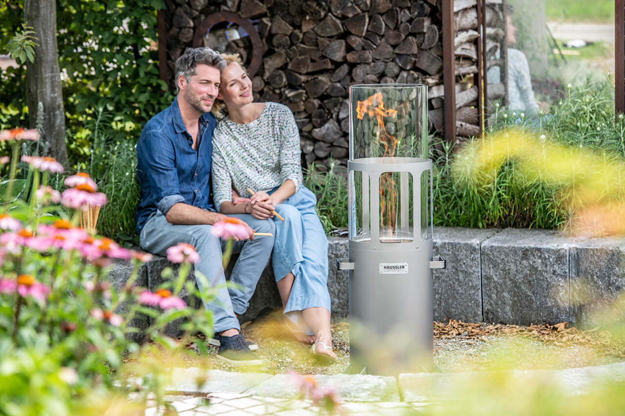 Paar sitzt am Ambientelicht