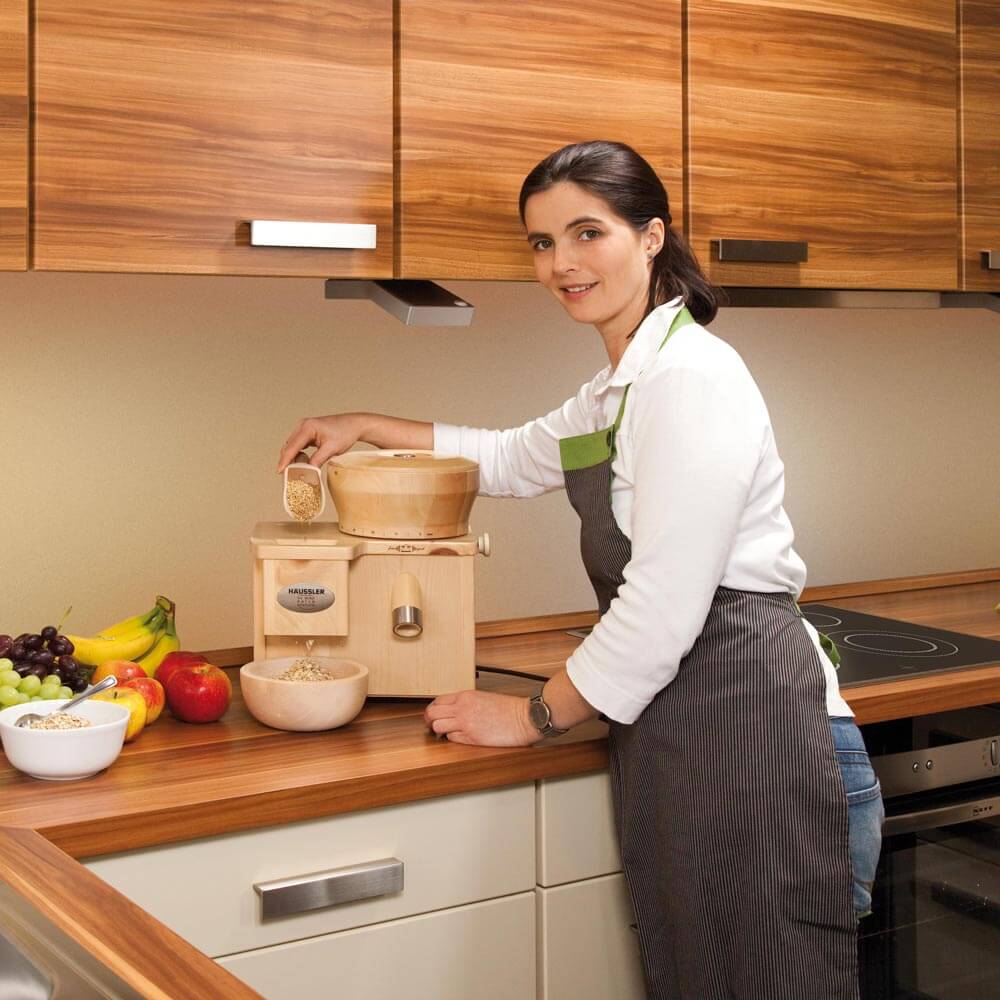 Kombimühle Paula Paula, die Kombimühle wird von einer Frau in einer Küche benutzt um Flocken zu quetschen