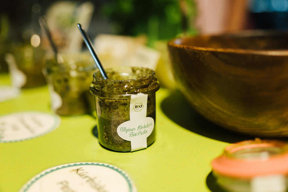 frische Pestos in besonderer Kombination Offenes Pestoglas mit Löffel