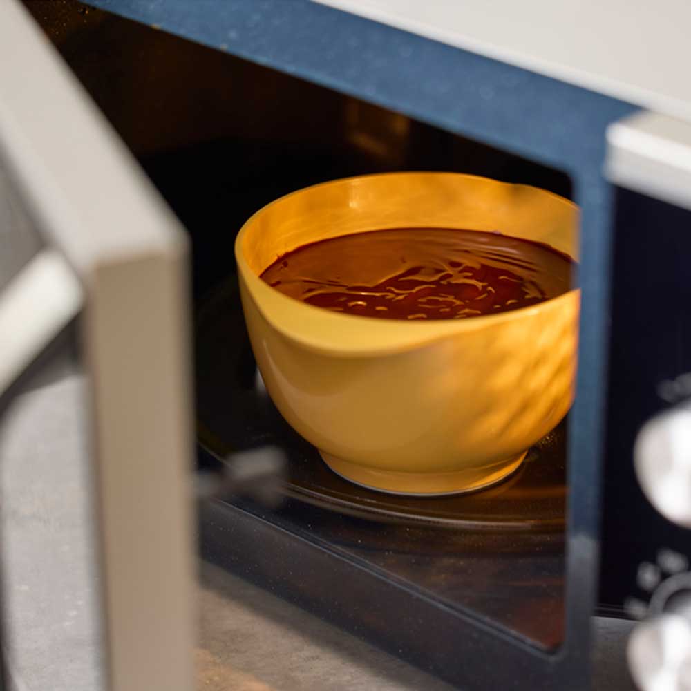 Hochwertige Rührschüssel Rutschfest und mit Ausguss Schüssel in der Mikrowelle mit flüssiger Schokolade