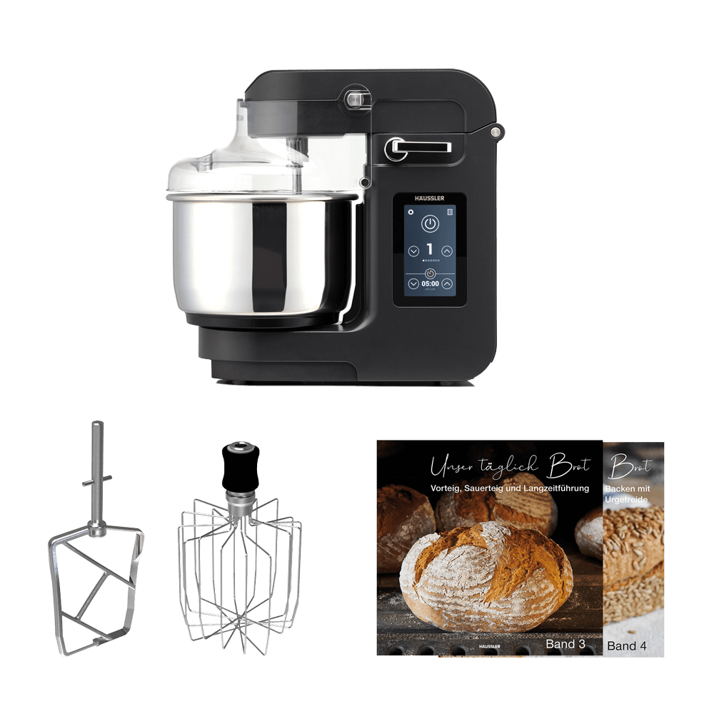 NOVA Teigknetmaschine in der Farbe Anthrazit mit dem Rührpaddel, dem Schneebesen und zwei Backbüchern, welches mitgeliefert werden, ohne Hintergrund.