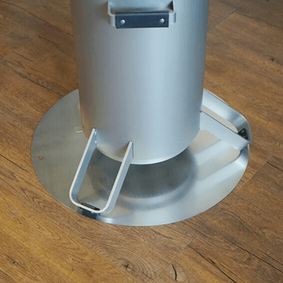 Pelletgrill auf der Grundplatte auf einem Holzboden.