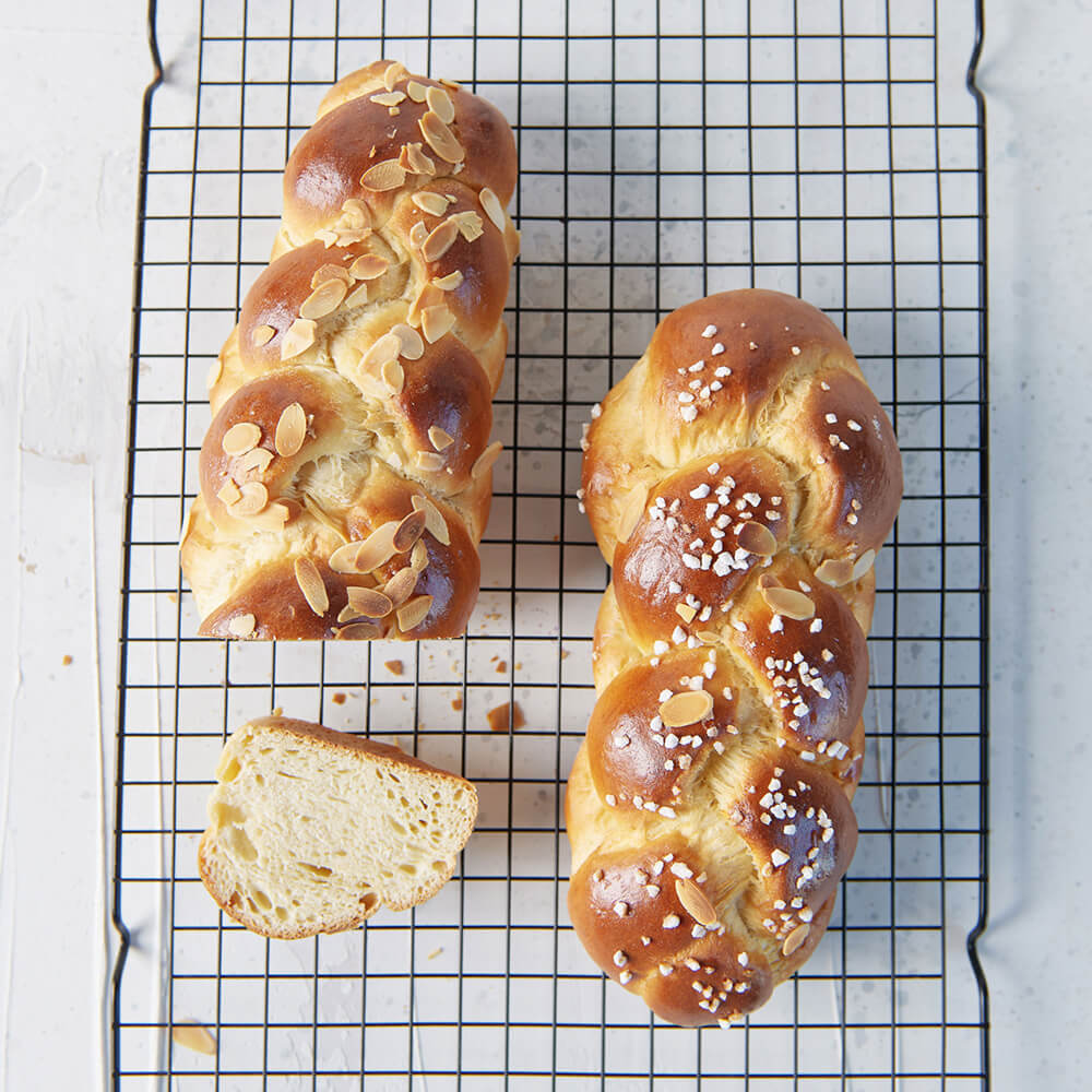 2 Hefezöpfe auf einem schwarzen Gitter