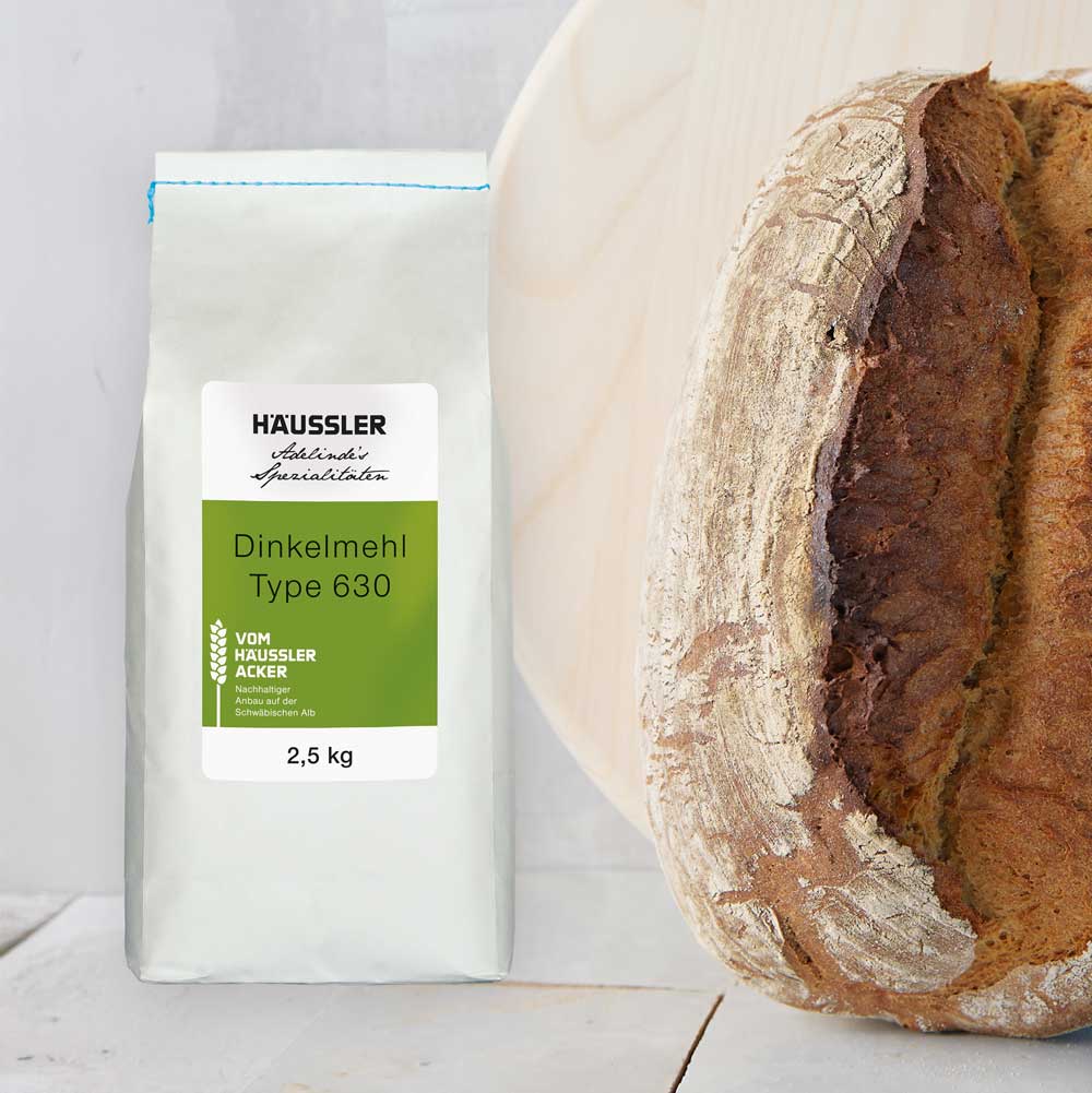 Dinkelbrot auf einem Schieber mit Mehlpackung 