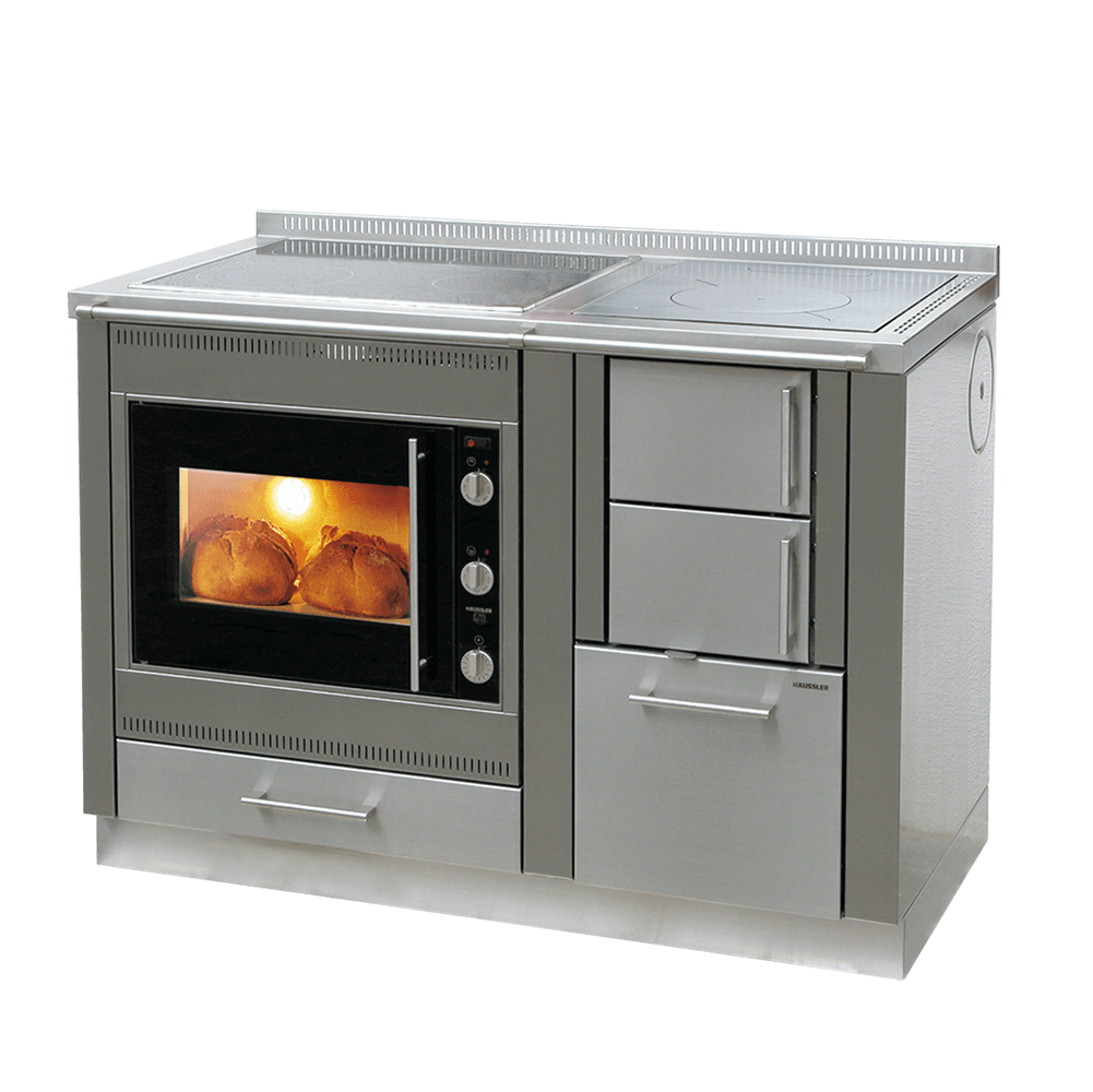 Ökoalpin Kombi Ökoalpin Küchenherd mit Mono-Elektrobackofen. Im Ofen sind 2 kleine Brote, ohne Hintergrund.