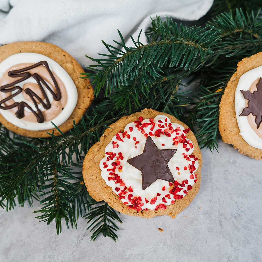 Crumble Cookies mit cremigen Topping