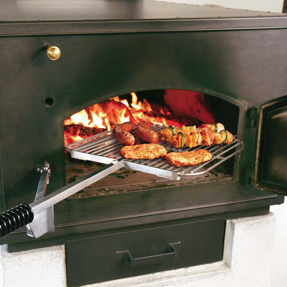 Grillschwenkarm Grillschwenkarm über offenem Feuer im Holzofen
