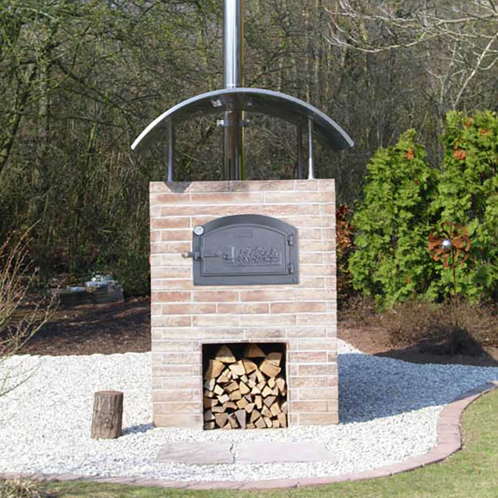 Bausatz HABO - Türmodell A Aufgebauter HABO Bausatz zu einem schönen Backhäuschen aus Ziegel, mit einem runden Dach auf einer Kiesfläche.