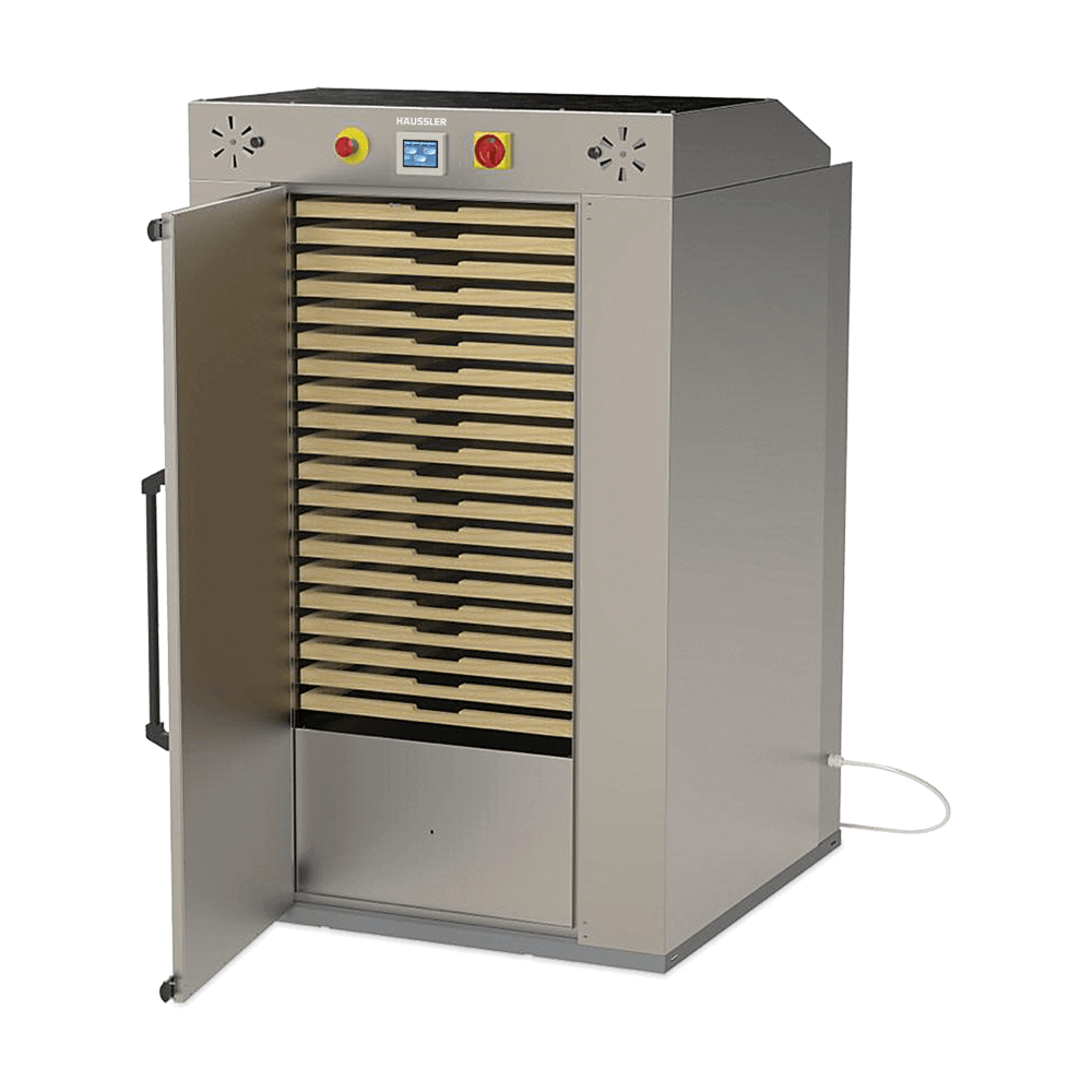 Trockenschrank mit offener Tür, sodass die 20 Nudelhorden in den Maßen 60 x 80 ersichtlich werden, ohne Hintergrund.